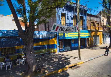 Buenos Aires, Argentina - 4 Kasım 2022: Ünlü futbol kulübü atletico boca Junior 'ın mahallesi sarı ve mavi kulüp renkleriyle doludur.