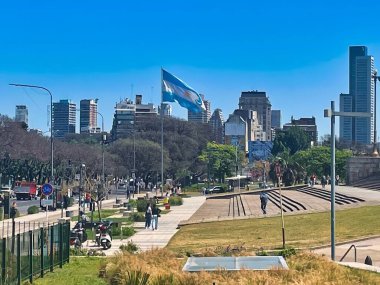 Buenos aires, Arjantin - 27 Ekim 2022: Ulusal Arjantin bayrağı ve kolonlara ve yayalara sahip tarihi hukuk fakültesi