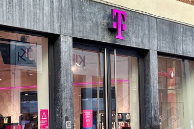 Lahey, Hollanda - 23 Ocak 2023: cep telefonu ve ağ aboneliği satan bir mağazanın önü ve imzası