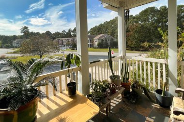 Mount Lovely, ABD - Kasım 6 2022: eğreltiotu olan tipik bir güney evi verandası görüntüsü