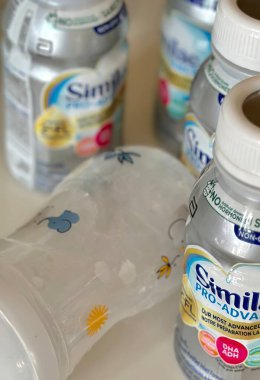 Hollanda, den haag - 20 Eylül 2023 Bebek maması kıtlığı kavramı boş bir kutu veya şişe tarafından gösterilir