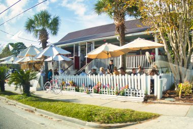 Charleston, Birleşik Devletler - Kasım 5 2022: Banliyö mahallesindeki bir restoranın terasındaki insanlar