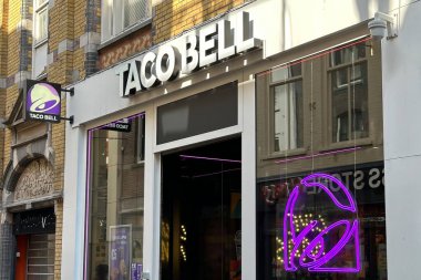 Hague, Hollanda - Mayıs 02 2024: Amerikan Tex-Meksika fast food zinciri Taco Bell 'in ön cephesi