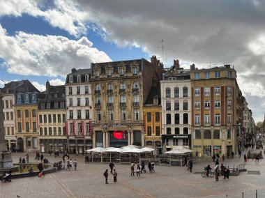 Lille, Fransa - 12 Nisan 2023: Tarihi binaları ve kuleleri olan eski Lille 'deki büyük yer.