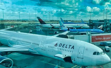 Schiphol, Hollanda - 19 Şubat 2022: Bazı uçaklar havaalanının pistine park edildi.