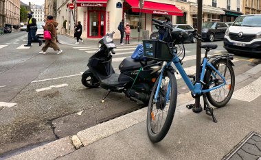 Paris, Fransa - 11 Nisan 2023: üzerinde bisiklet olan tipik bir Paris caddesinin kaldırımı