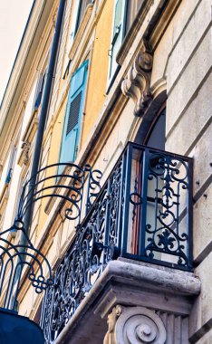 Lozan, İsviçre - Eylül 05 2020: Fenerleri ve panjurları olan eski küçük sokakları olan tarihi ortaçağ kasabası Lozan