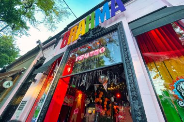 Buenos Aires, Arjantin, 03 Kasım 2022: Soho Palermo Mahallesi 'ndeki renkli bir gay barın gökkuşağı girişi.