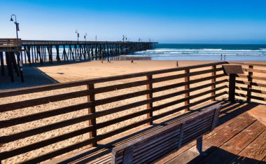 Pismo Beach, ABD - 19 Şubat 2020: Gündüz vakti Pismo sahilinin gölgeli yeni tahta kaldırımı