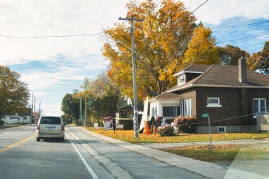 Lindsay, Kanada - 21 Ekim 2022: Kırsal kesimde ahşap tarihi bir ev