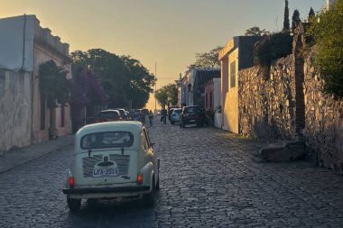 colonia del sacramento, uruguay - Kasım 2 2022: Koloni UNESCO dünya mirası sahasının önünde park etmiş klasik yeşil fiat 600 araba