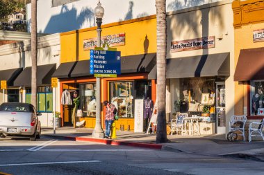 Ventura, ABD - 21 Şubat 2020: Ventura şehir merkezindeki alışveriş caddesinde yürüyen ya da telefonda konuşan insanlar