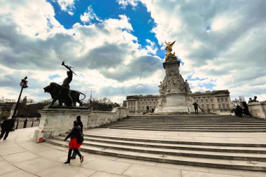 Londra, Birleşik Krallık - 6 Mart 2022: Kraliçe Victoria Anıtı 'nda ve Buckingham Sarayı' nın alışveriş merkezi tarafında turistler