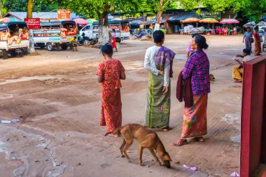 Bago, Myanmar - 02 Aralık 2012: Geleneksel Myanmar elbiseli bir grup kadın Bago 'da bir meydanda duruyorlar