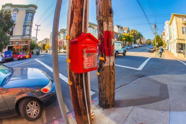 San Francisco, ABD - 27 Şubat 2013: Nopa bölgesindeki kaldırımda bir kavşağın yanındaki ahşap bir direkte yangın musluğu.