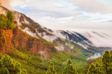 La Palma, İspanya - 2 Aralık 2013: Bulutlar yemyeşil vadiler ve La Palma 'daki engebeli uçurumlar üzerinde sürükleniyor..