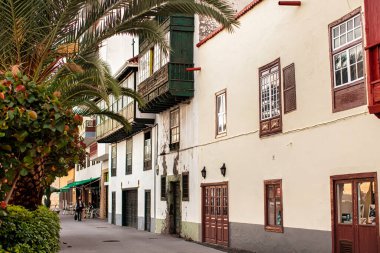 La Palma, İspanya - Aralık 04 2013: Canlı Kanarya Adası atmosferinde La Palma vitrininin büyüleyici sokakları renkli evler ve bereketli palmiye ağaçları.