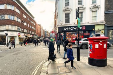 Londra, Birleşik Krallık - 6 Mart 2022: SOHO mahallesinde kaldırımda birçok modern insan ile cadde meşgul