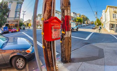 San Francisco, ABD - 27 Şubat 2013: Parlak kırmızı bir posta kutusu San Francisco 'nun hareketli bir sokak köşesinde gün ışığında araçlar ve yayalar tarafından çevrili duruyor.
