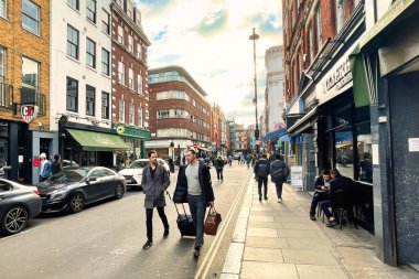 Londra, Birleşik Krallık - 6 Mart 2022: SOHO mahallesinde kaldırımda birçok modern insan ile cadde meşgul
