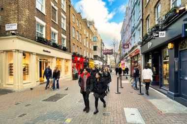 Londra, Birleşik Krallık - 6 Mart 2022: Carnaby Mahallesi 'nde kaldırımda çok sayıda modern insan var
