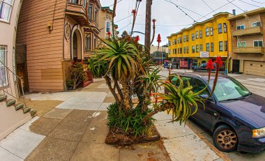 San Francisco, ABD - 03 Mart 2013: San Francisco 'da canlı bir cadde şehir yaşamını ön plana çıkaran kaldırım boyunca eşsiz binalar ve grev tesisleri sergiliyor.