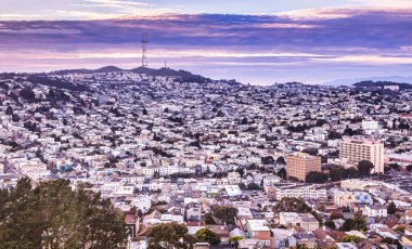 San Francisco, ABD - 25 Ocak 2013: San Francisco 'nun panoramik manzarası sakin bir akşamda eşsiz mimari tepelerini ve canlı gökyüzünü gözler önüne seriyor.