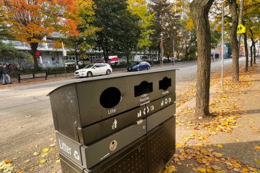 Toronto, Kanada - 25 Ekim 2022: Çöpleri geri dönüşüm için kaldırımda çöp kutusu veya çöp kutusu