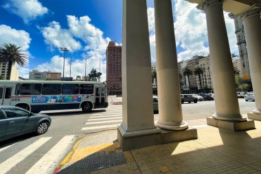 Montevideo, Uruguay - 31 Ekim 2022: Bağımsız Cncia Plaza 'da bulunan İspanyol sömürge tarihi binasının sütunları