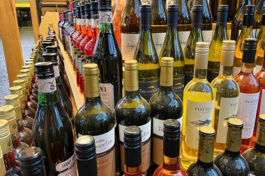 Buenos aires, Argentina - 30 Ekim 2022: bir mağazada farklı tat ve renklerde şarap şişeleri sergileniyor