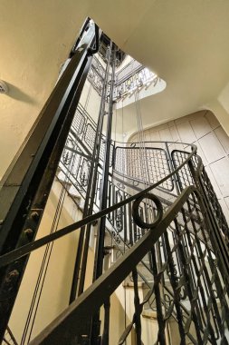 Montevideo, uruguay - Kasım 12022: Tarihi retro açık asansör veya klasik bir binada asansör