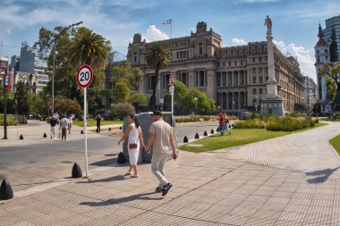 Buenos aires, Argentina - 28 Ekim 2022: Önünde küçük bir park bulunan tarihi bir binada bulunan yüksek mahkeme veya adalet sarayı