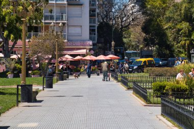 Buenos aires, Arjantin - 27 Ekim 2022: İspanyol sömürge beyaz kilisesinin önündeki Recoleta parkında yürüyen insanlar