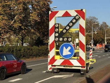 Den Haag, Hollanda - 24 Ekim 2024: Sürücüler için gerekli değişiklikleri vurgulayan yoğun bir yol üzerinde büyük bir trafik saptırma işareti duruyor