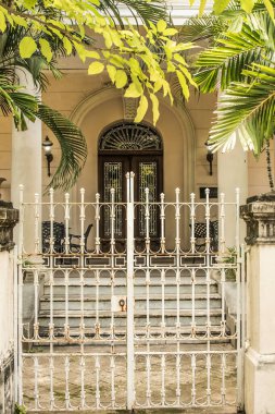 Havana, Küba - Temmuz 08 2018: Havana 'da tropik bitkilerle çevrili güzel bir giriş zarif bir verandaya açılan demir bir kapı içerir..