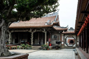 Lukang, Tayvan - 06 Aralık 2016: Taichung 'daki güzel tarihi mimari serin bir avluda karmaşık oymalar ve barışçıl bir çevre sunuyor.