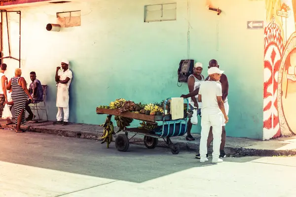 Havana, Küba - Temmuz 08 2018: Havana 'da satıcılar ve müşteriler, muz dolu bir arabanın hareketli caddelerde canlı duvar resimleriyle oturması gibi etkileşim halindeler.