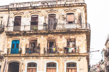 Havana, Küba - Temmuz 06 2018: Havana 'da eski bir bina canlı mavi kapılar ve yıpranmış balkonları gösteriyor Küba mimarisi ve kültürünün cazibesini somutlaştırıyor.