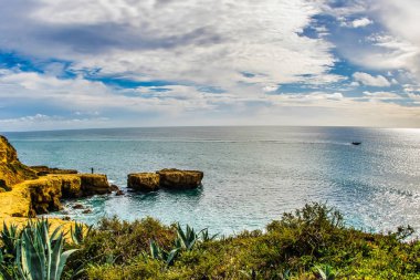 Albufeira, Portekiz - 19 Ocak 2016: Algarve Portekiz 'deki Albufeira' nın canlı kıyı şeridi engebeli kayalıklara, berrak sulara ve dinlenmek için ideal bir gökyüzüne sahiptir..