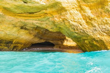 Albufeira, Portekiz - 20 Ocak 2016: Şaşırtıcı turkuaz sular Albufeira Algarve Portekiz 'deki gizli kıyı mağaralarını macera arayanlar için mükemmel hale getirdi.