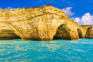 Albufeira, Portekiz - 20 Ocak 2016: Albufeira 'nın ışıldayan turkuaz suları üzerinde nefes kesici uçurum kulesi Algarves' in çarpıcı sahil şeridinin güzelliğini yakalıyor.