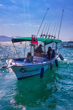 Puerto Vallarta, Meksika - 5 Şubat 2017: Grup, Puerto Vallarta 'da berrak sular ve güneşli bir gökyüzüyle çevrili bir teknede balık avına çıktı.