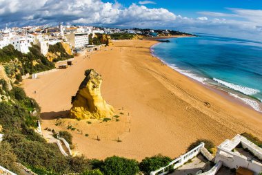 Albufeira, Portekiz - 18 Ocak 2016: Albufeira Algarve 'de sersemletici altın kumlu plaj berrak sular ve kayalık oluşumlar sergiliyor.