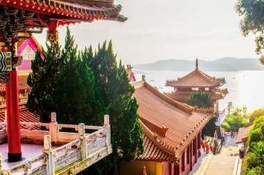 Sun Moon Gölü, Tayvan - 4 Aralık 2016: Ziyaretçiler, yemyeşil ve güneş ışığıyla çevrili Sun Moon Gölü 'ndeki geleneksel mimariye hayran kaldılar.