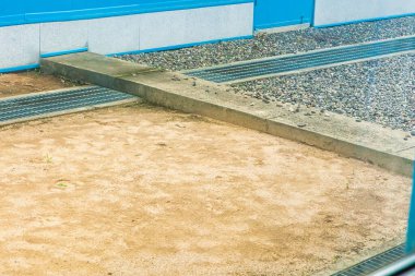 Seul, Güney Kore - 17 Haziran 2010: Güney Kore 'de modern tasarım elementleri ve yapısını gösteren kum ve çakıllı basit manzaraların yer aldığı sakin bir yer.