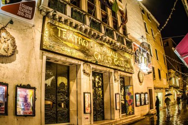 Venedik, İtalya - 16 Şubat 2016: Venedik 'te Teatro Goldoni aydınlanmış dış görünüşünü sergiliyor.