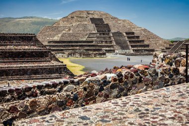Mexico City, Mexico - 27 Nisan 2010: Ziyaretçiler Meksika 'nın zengin antik tarihi ve mimarisini vurgulayan açık mavi gökyüzü altındaki Teotihuacan piramitlerine hayran.