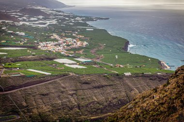 La Palma, İspanya - 04 Aralık 2013: Kanarya Adaları 'ndaki La Palma' yı yemyeşil ve Atlantik Okyanusu 'nun arka planında yakalayan çarpıcı bir bakış açısı.
