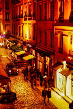 Lyon, Fransa - 05 Mart 2014: Lyon 'da akşam gösterileri insanlarla dolu canlı caddeler ve hareketli bir sıcaklık ve faaliyet atmosferinde aydınlatılmış dükkanlar.