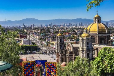 Mexico City, Meksika - 09 Şubat 2017: Kalabalık açık mavi gökyüzü altında renkli süslemeler ve tarihi mimari sergilenen canlı bir festival için Mexico City 'de toplandı.